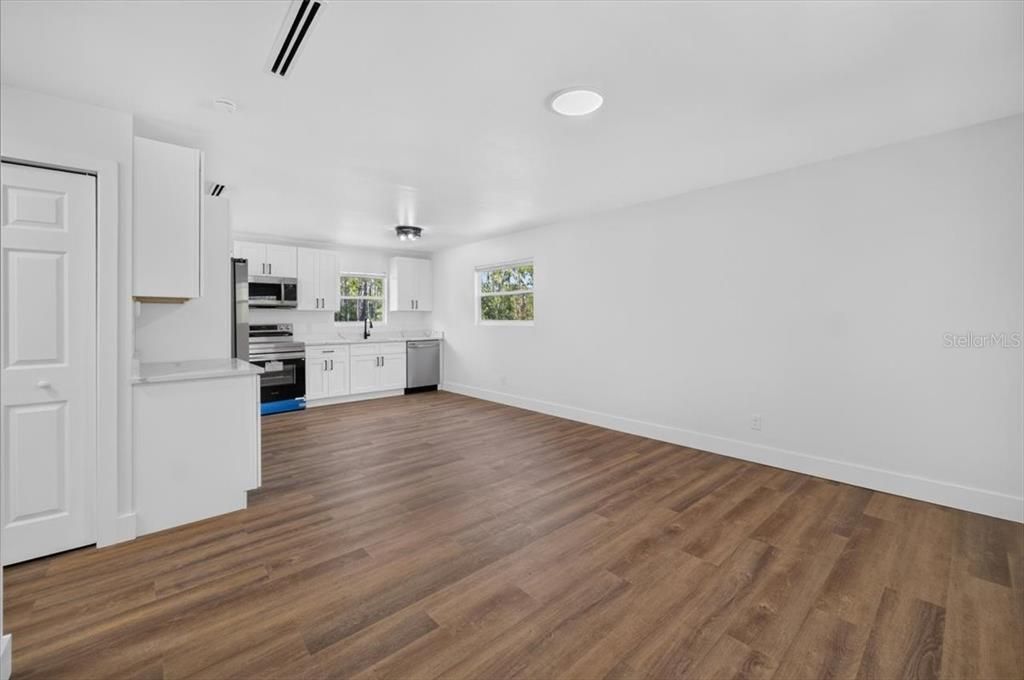 For Sale: $220,000 (2 beds, 1 baths, 816 Square Feet)