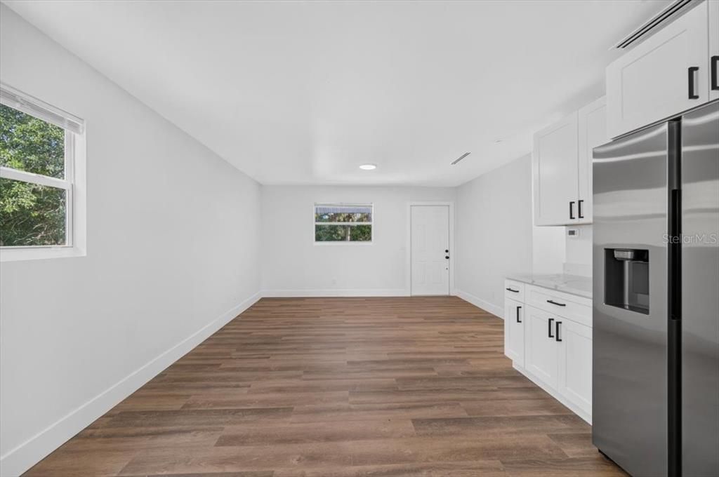 For Sale: $220,000 (2 beds, 1 baths, 816 Square Feet)