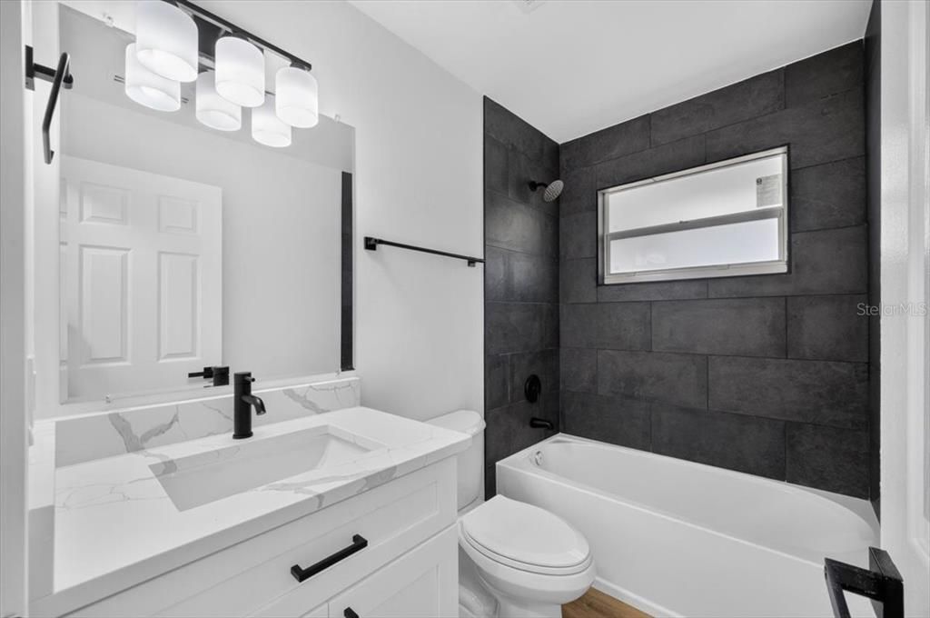 For Sale: $220,000 (2 beds, 1 baths, 816 Square Feet)