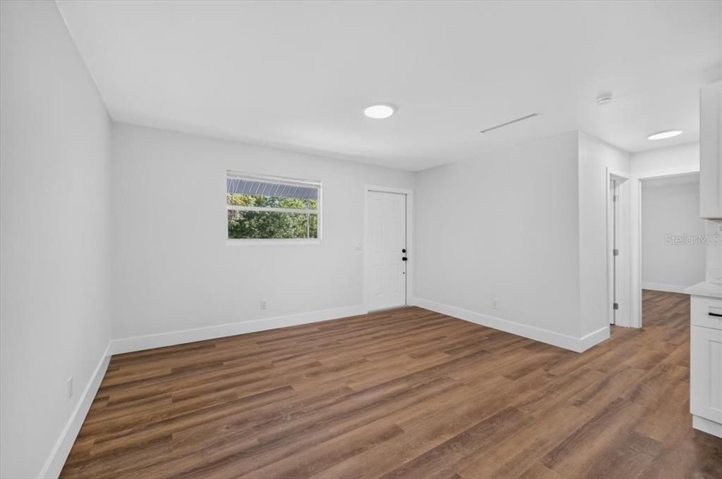 For Sale: $220,000 (2 beds, 1 baths, 816 Square Feet)