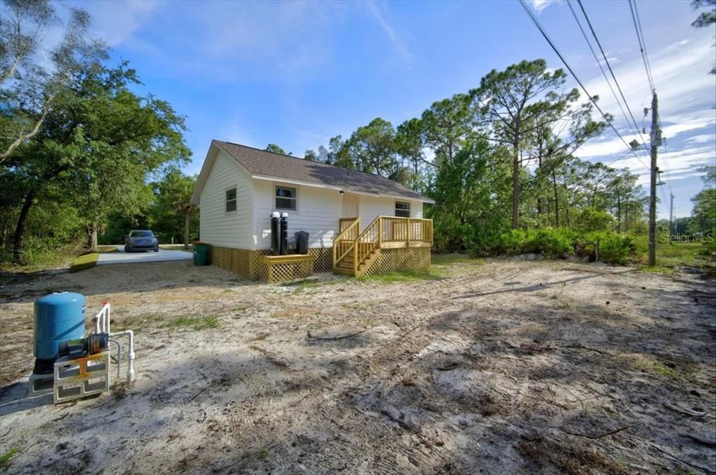 For Sale: $220,000 (2 beds, 1 baths, 816 Square Feet)