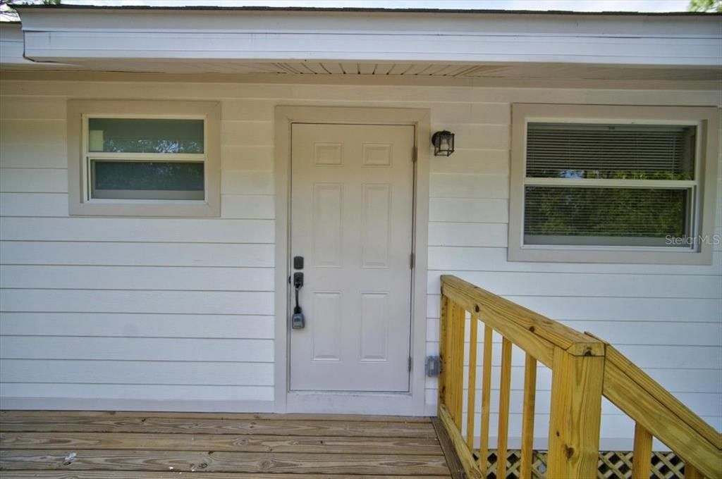 For Sale: $220,000 (2 beds, 1 baths, 816 Square Feet)