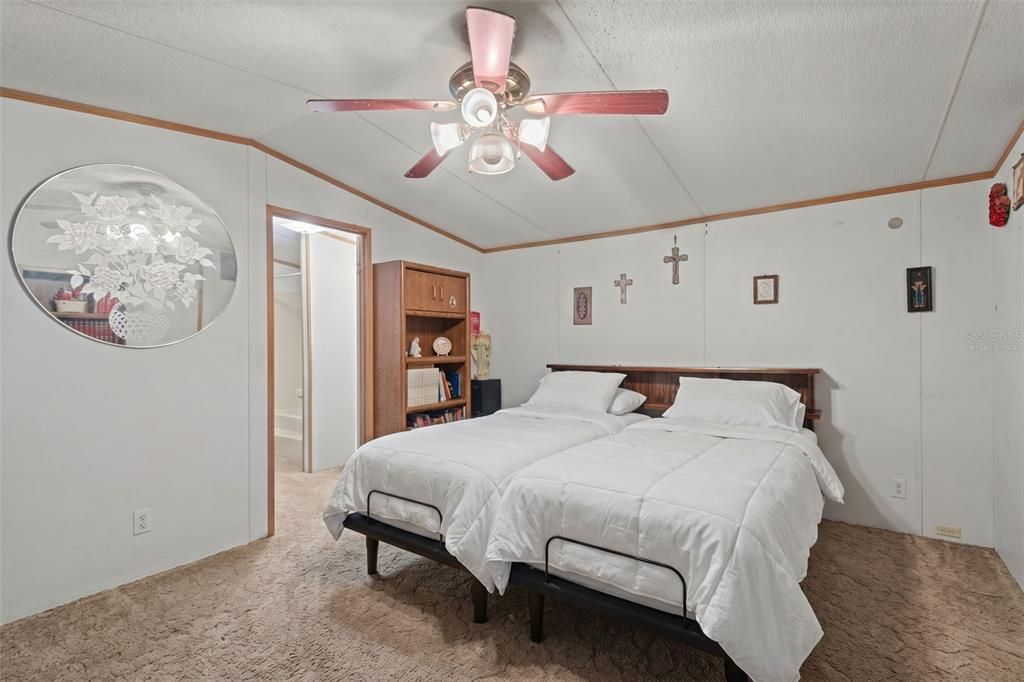 For Sale: $235,000 (3 beds, 2 baths, 1216 Square Feet)