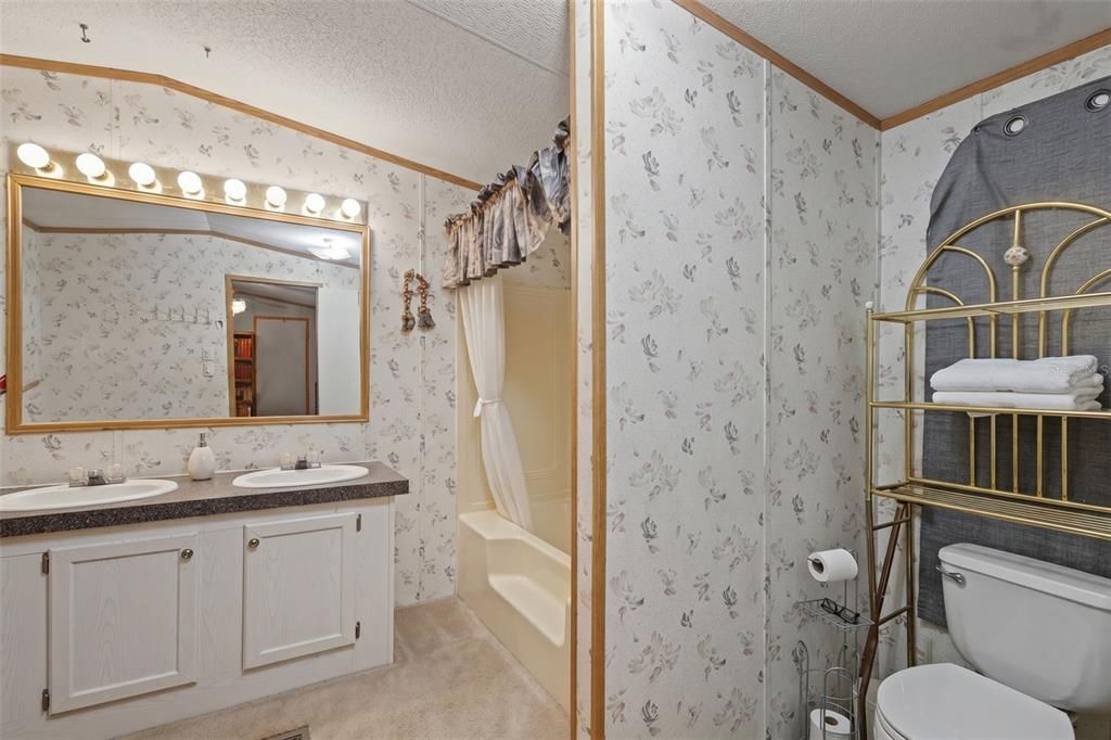 For Sale: $235,000 (3 beds, 2 baths, 1216 Square Feet)