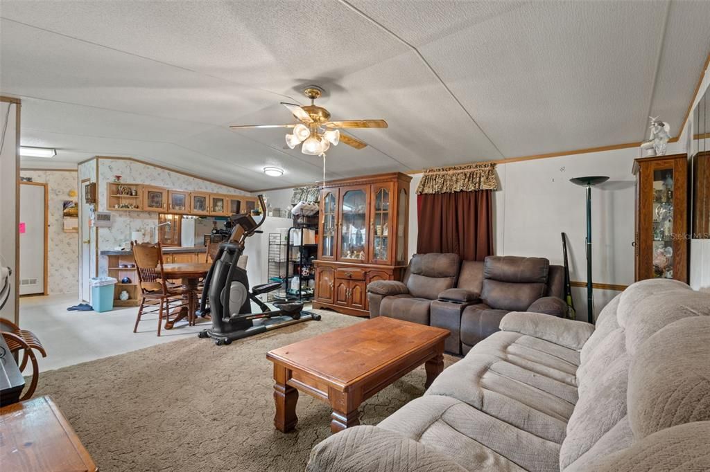 For Sale: $235,000 (3 beds, 2 baths, 1216 Square Feet)
