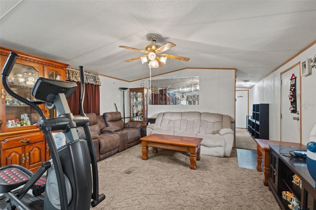 For Sale: $235,000 (3 beds, 2 baths, 1216 Square Feet)