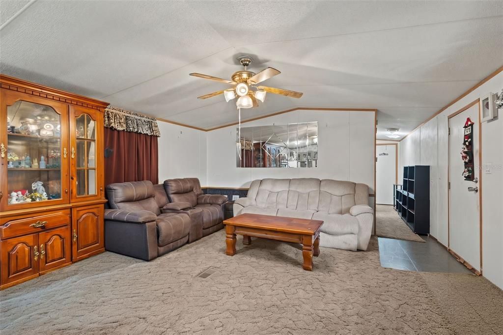 For Sale: $235,000 (3 beds, 2 baths, 1216 Square Feet)