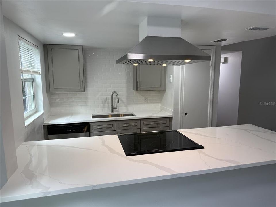 For Rent: $1,800 (2 beds, 1 baths, 949 Square Feet)