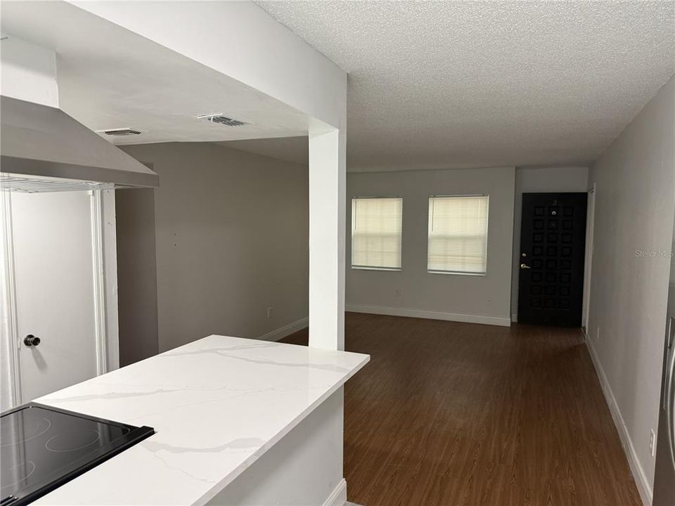 For Rent: $1,800 (2 beds, 1 baths, 949 Square Feet)