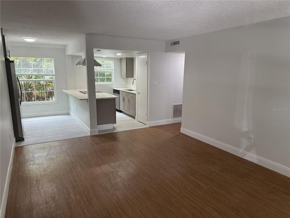 For Rent: $1,800 (2 beds, 1 baths, 949 Square Feet)