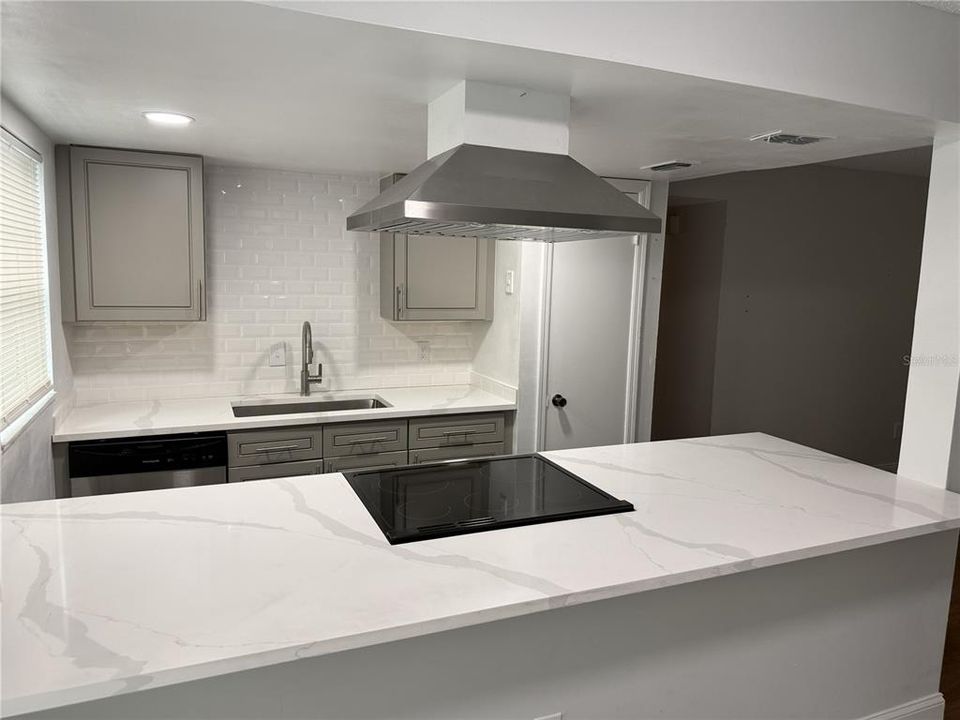 For Rent: $1,800 (2 beds, 1 baths, 949 Square Feet)
