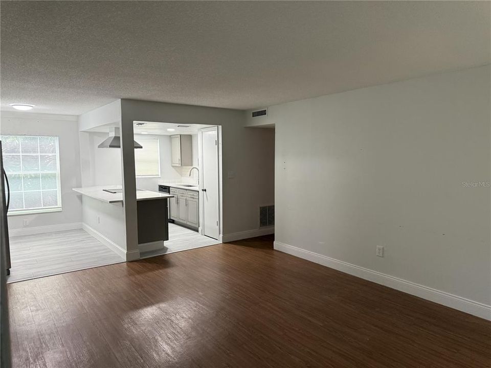 For Rent: $1,800 (2 beds, 1 baths, 949 Square Feet)