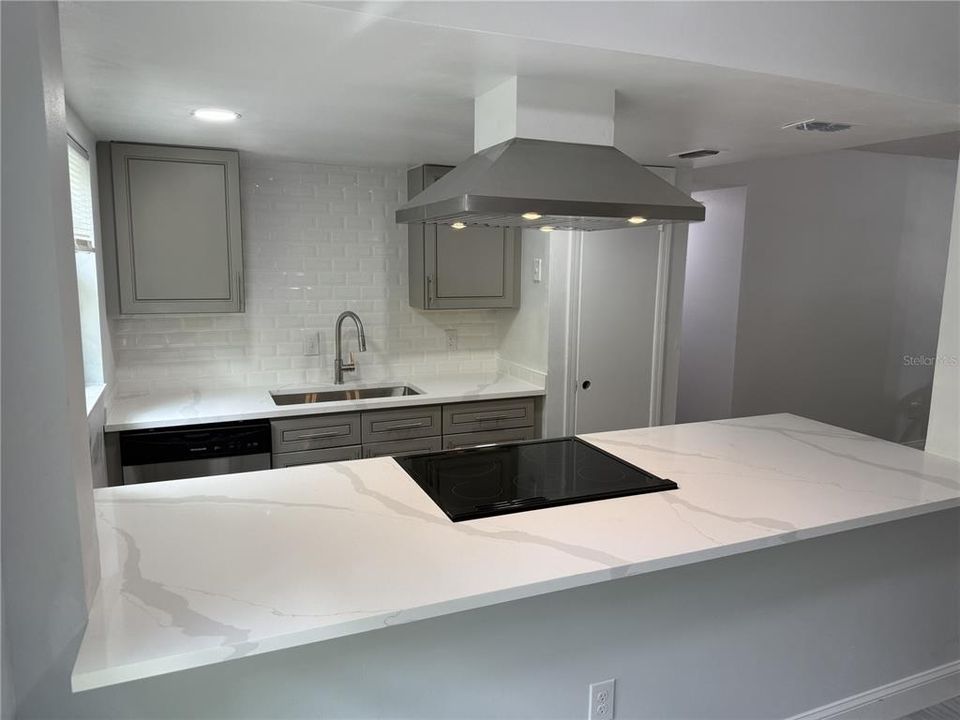 For Rent: $1,800 (2 beds, 1 baths, 949 Square Feet)