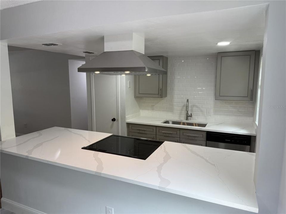 For Rent: $1,800 (2 beds, 1 baths, 949 Square Feet)