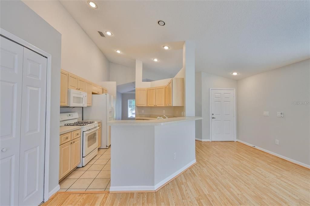 В аренду: $2,900 (3 спален, 2 ванн, 1701 Квадратных фут)