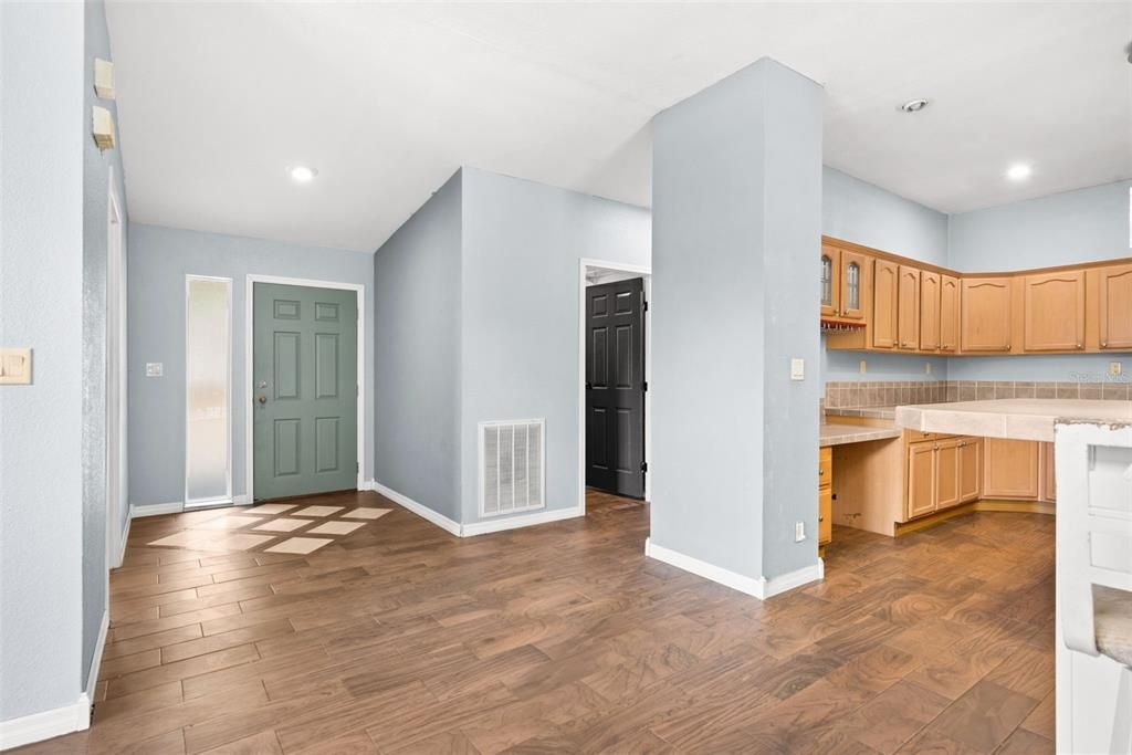 For Sale: $275,000 (3 beds, 2 baths, 1696 Square Feet)