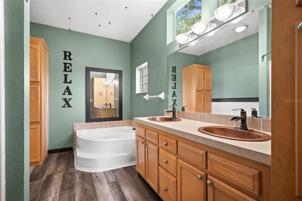 For Sale: $275,000 (3 beds, 2 baths, 1696 Square Feet)