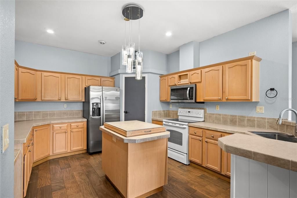 For Sale: $275,000 (3 beds, 2 baths, 1696 Square Feet)