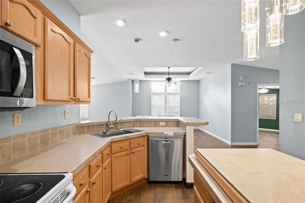 For Sale: $275,000 (3 beds, 2 baths, 1696 Square Feet)