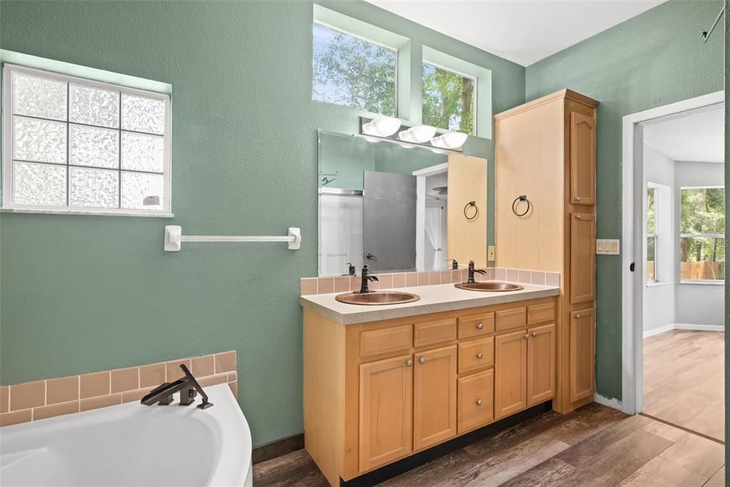For Sale: $275,000 (3 beds, 2 baths, 1696 Square Feet)