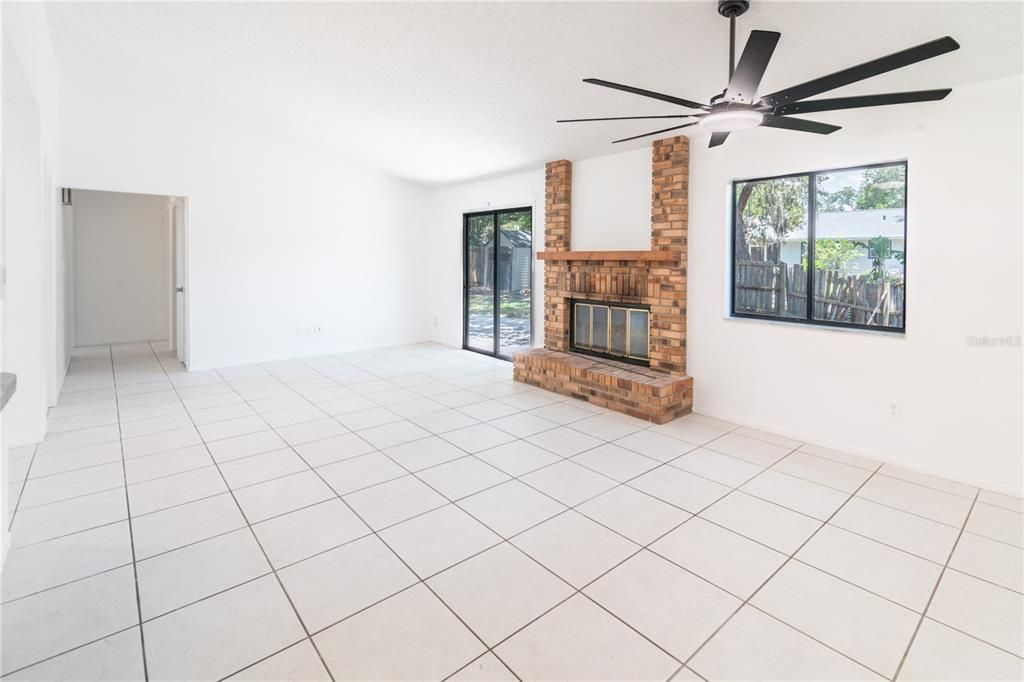 For Sale: $340,000 (4 beds, 2 baths, 1371 Square Feet)
