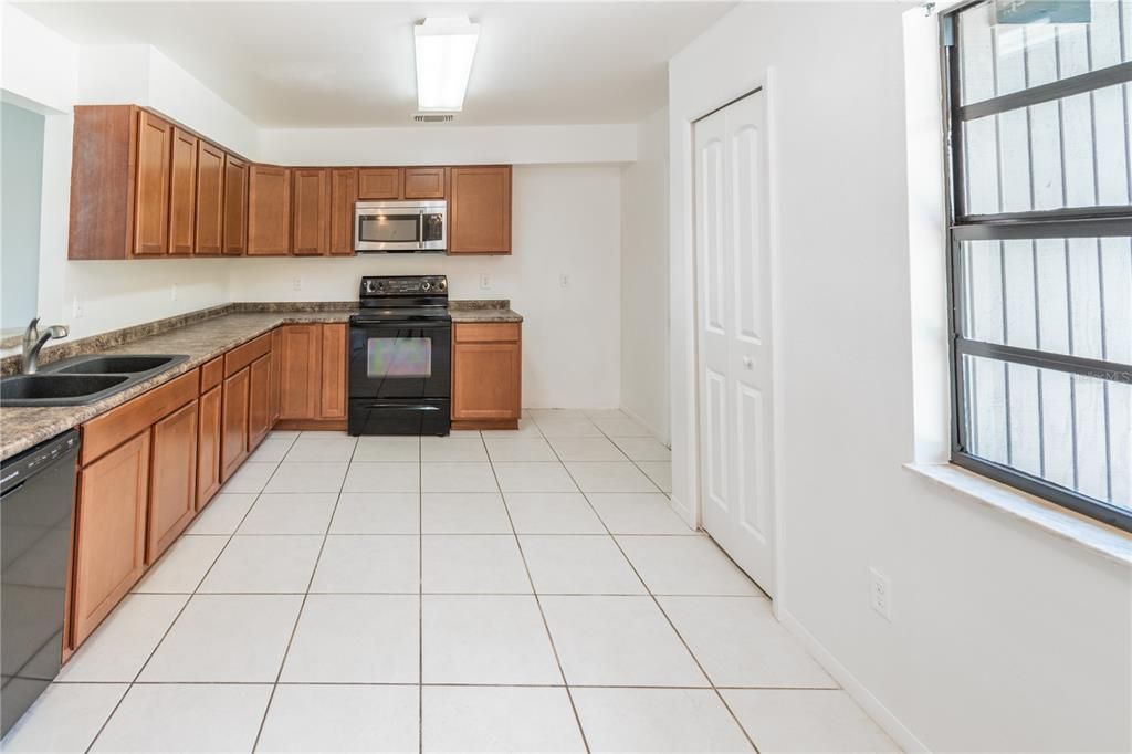 For Sale: $340,000 (4 beds, 2 baths, 1371 Square Feet)