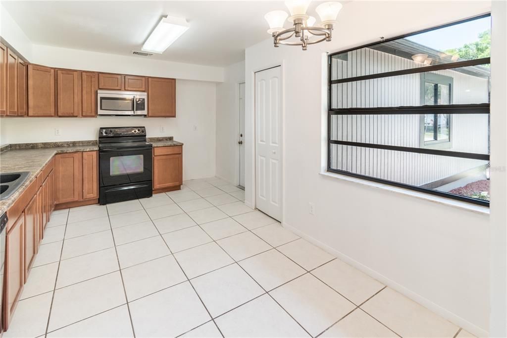 For Sale: $340,000 (4 beds, 2 baths, 1371 Square Feet)