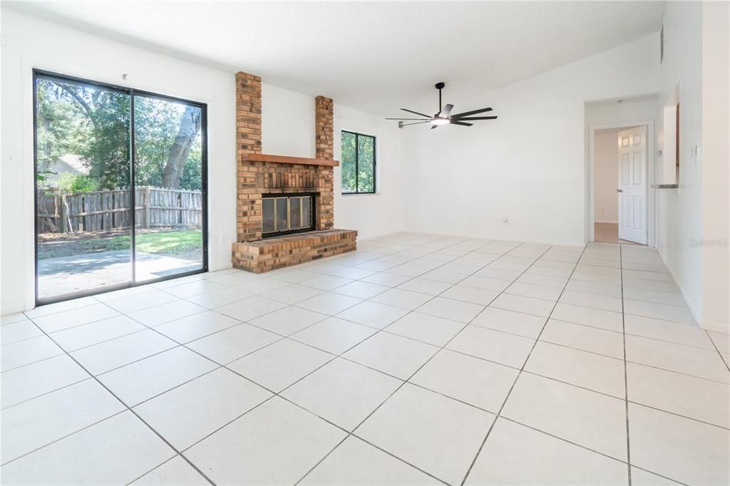 For Sale: $340,000 (4 beds, 2 baths, 1371 Square Feet)