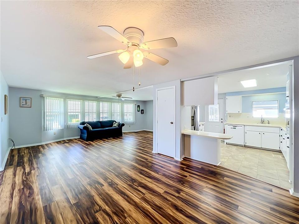 For Sale: $215,000 (3 beds, 2 baths, 1530 Square Feet)