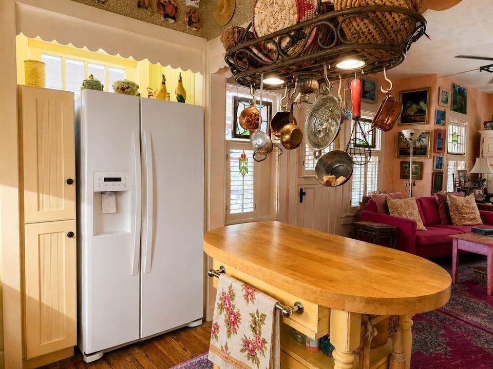 For Sale: $249,900 (2 beds, 2 baths, 1300 Square Feet)