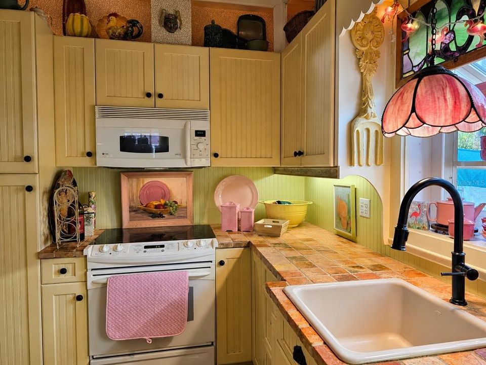 For Sale: $249,900 (2 beds, 2 baths, 1300 Square Feet)