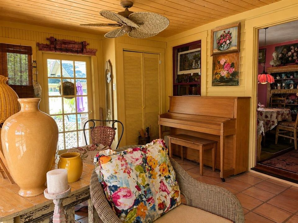 For Sale: $249,900 (2 beds, 2 baths, 1300 Square Feet)