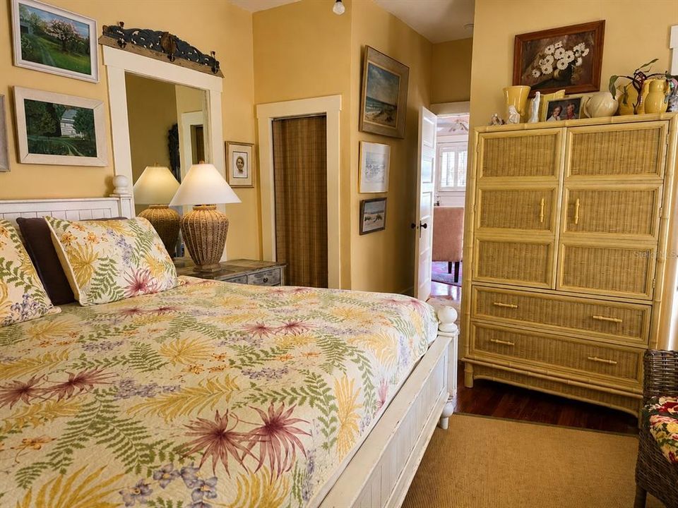 For Sale: $249,900 (2 beds, 2 baths, 1300 Square Feet)