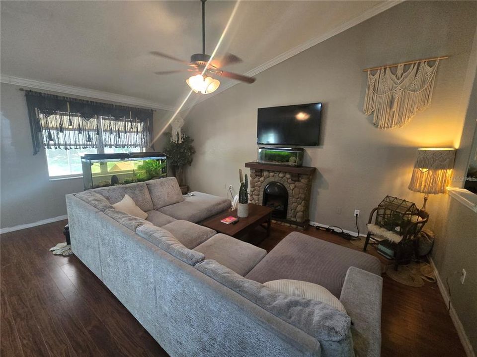 For Sale: $465,000 (3 beds, 2 baths, 1955 Square Feet)
