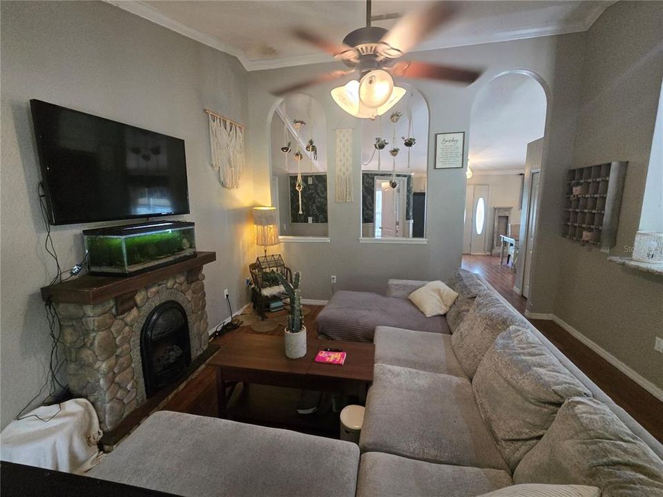 For Sale: $465,000 (3 beds, 2 baths, 1955 Square Feet)