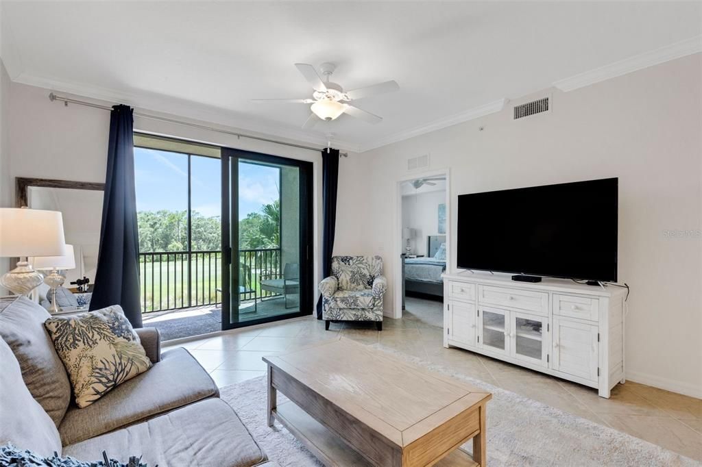 For Sale: $325,000 (2 beds, 2 baths, 1121 Square Feet)