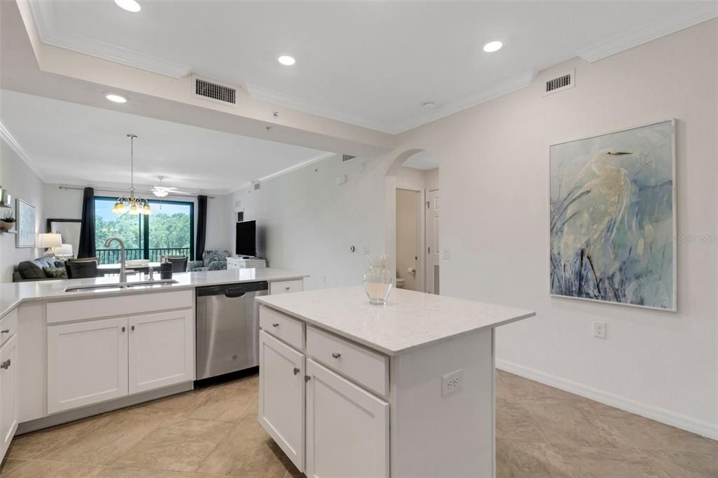 For Sale: $325,000 (2 beds, 2 baths, 1121 Square Feet)