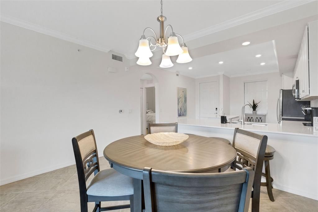 For Sale: $325,000 (2 beds, 2 baths, 1121 Square Feet)