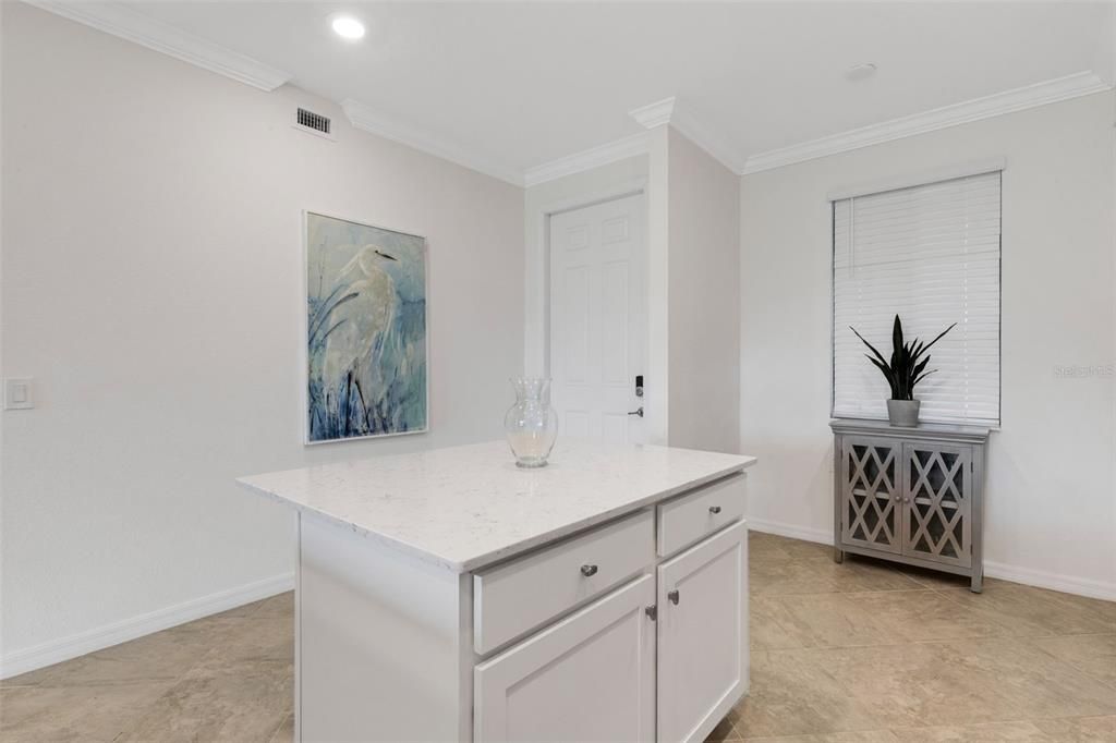 For Sale: $325,000 (2 beds, 2 baths, 1121 Square Feet)