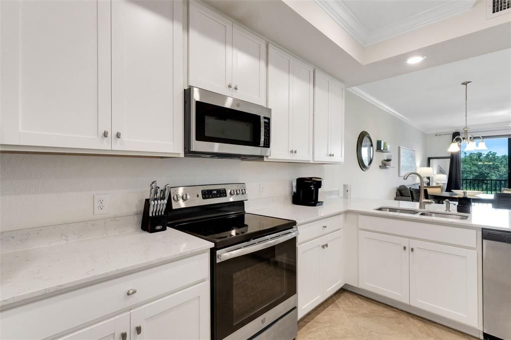 For Sale: $325,000 (2 beds, 2 baths, 1121 Square Feet)