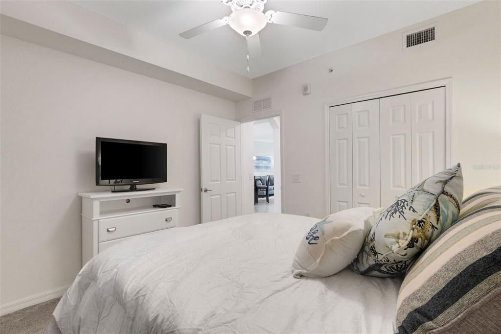 For Sale: $325,000 (2 beds, 2 baths, 1121 Square Feet)