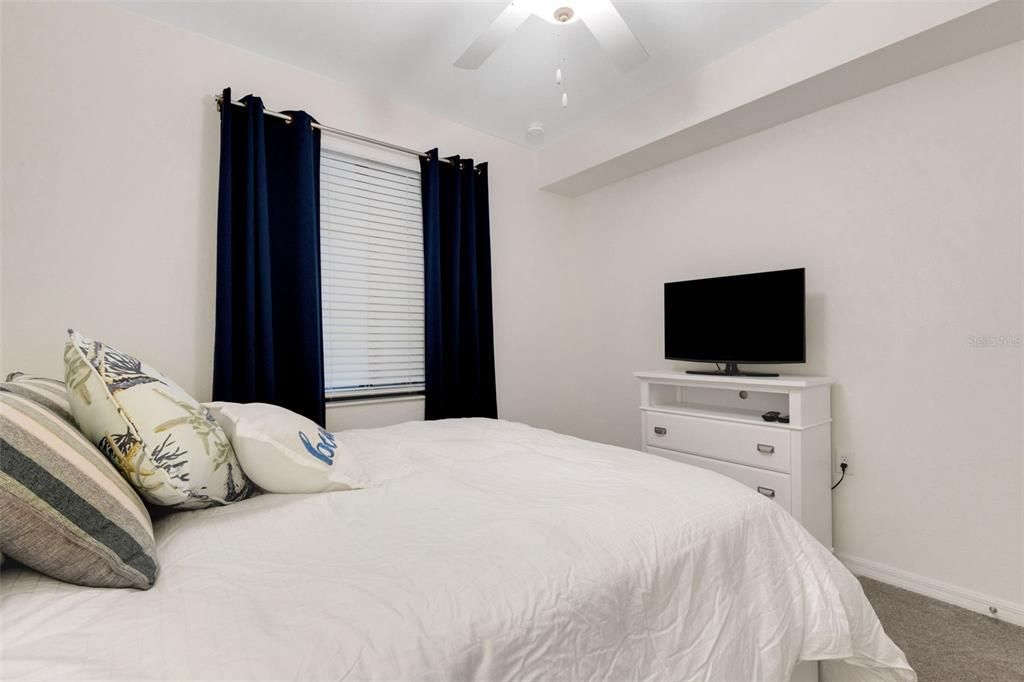 For Sale: $325,000 (2 beds, 2 baths, 1121 Square Feet)