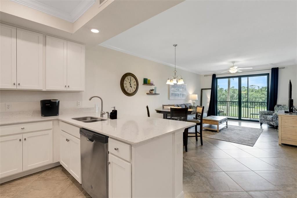 For Sale: $325,000 (2 beds, 2 baths, 1121 Square Feet)