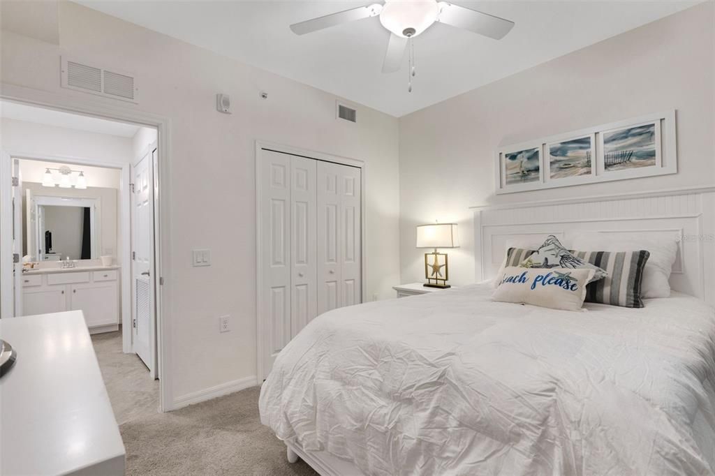For Sale: $325,000 (2 beds, 2 baths, 1121 Square Feet)