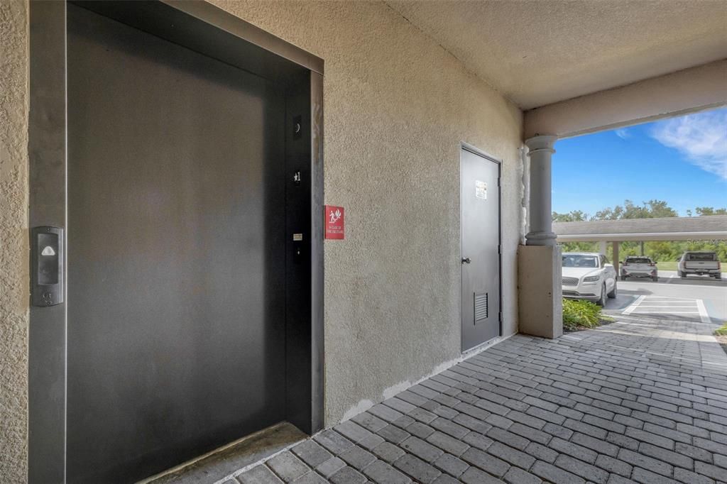 For Sale: $325,000 (2 beds, 2 baths, 1121 Square Feet)