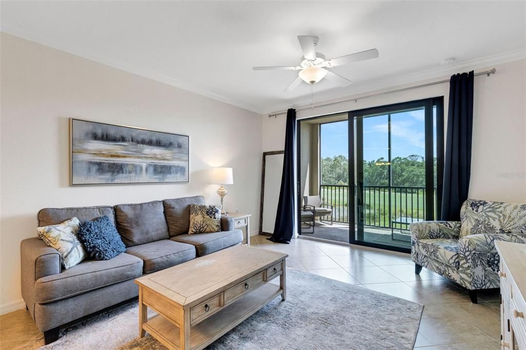 For Sale: $325,000 (2 beds, 2 baths, 1121 Square Feet)