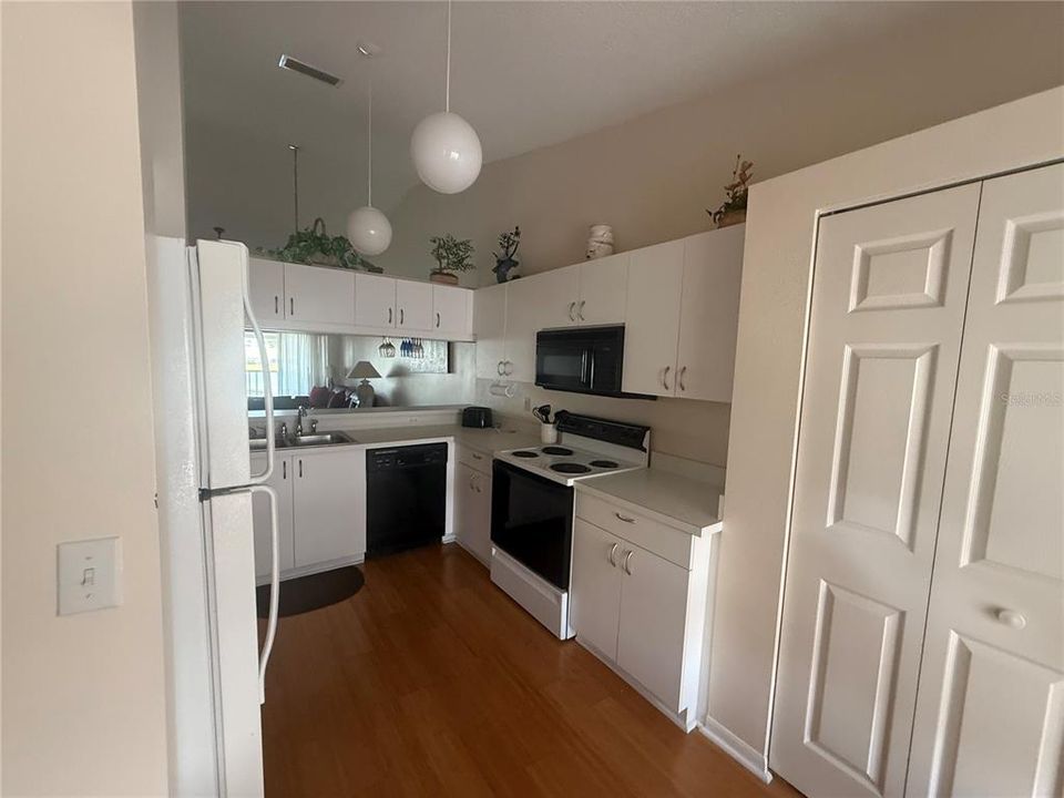 For Sale: $175,000 (2 beds, 2 baths, 1193 Square Feet)