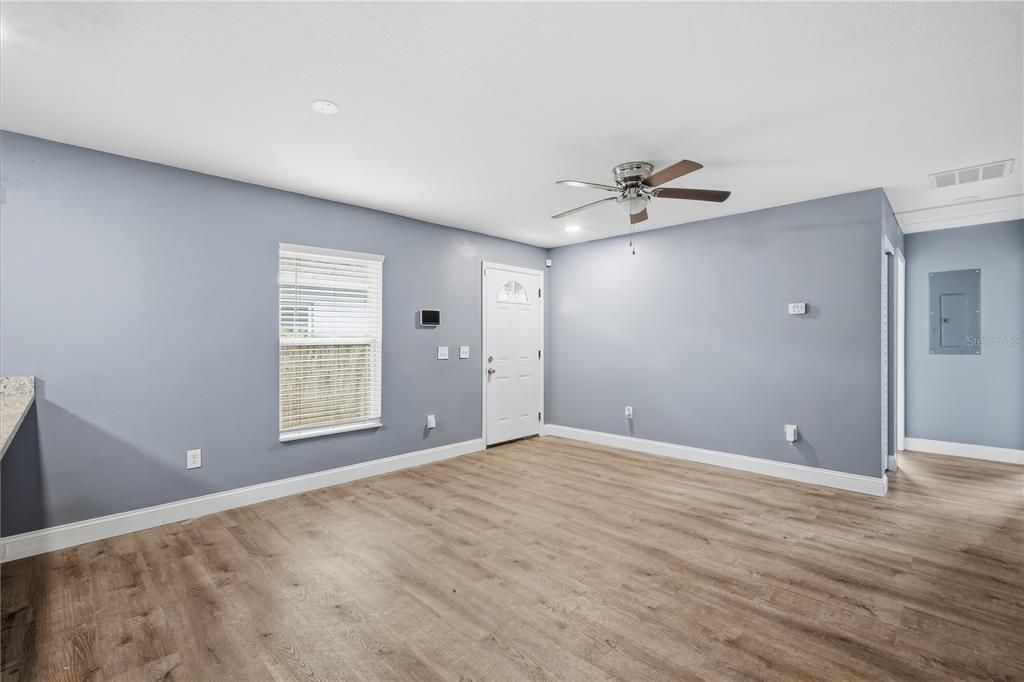 В аренду: $2,095 (4 спален, 2 ванн, 1098 Квадратных фут)