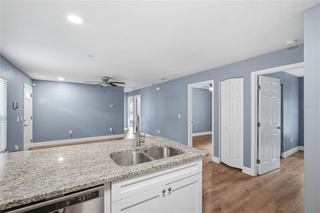 В аренду: $2,095 (4 спален, 2 ванн, 1098 Квадратных фут)