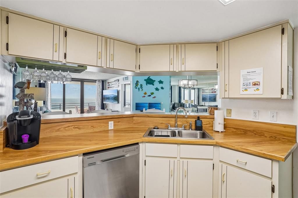 For Sale: $440,000 (2 beds, 2 baths, 968 Square Feet)